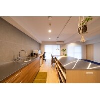 木とステンレスの色合いがステキなキッチン