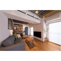 天井現しと大きな格子窓がかっこいいリビング