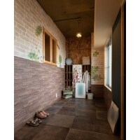 腰壁と室内窓がカワイイ玄関