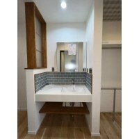 タイルとすりガラス窓がアクセントの洗面台