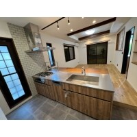 カウンターをセットしたスタイリッシュなキッチン