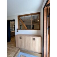 おしゃれな格子窓のある玄関