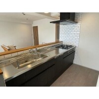 人気の無垢のキッチン+白タイル