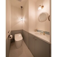 グレーの腰壁がかわいいトイレ