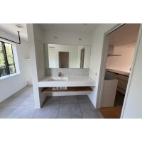 ランドリースペースのある明るい洗面室