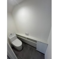 床材のグレーがおしゃれなトイレ