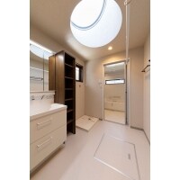 白基調の明るい洗面室