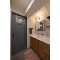 こだわりアイテムを合わせた無垢の木洗面台