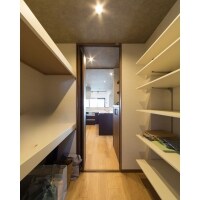 食品から日用品まで楽々収納のパントリー