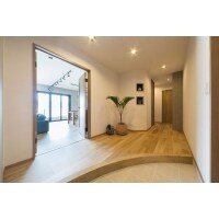 曲線がおしゃれな広々玄関