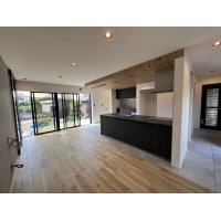 ダークカラーでかっこいい!自然光がたっぷり入るキッチン