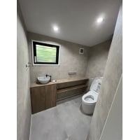 お気に入りアイテムをプラス!グレーでまとめたトイレ