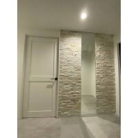 淡色でまとめた高級感のある玄関