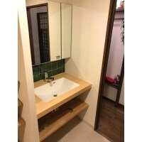 グリーンのタイルが映える造作洗面台