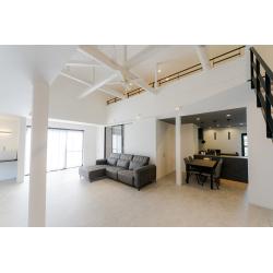 築50年の和風住宅をスケルトンリノベーション。
大理石風の床が広がるホテルライクな住宅に生まれ変わりました。

間取りも「5DK」から「4LDK＋WTC＋ロフト」へ変更し、機能的に変身。