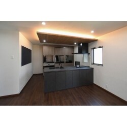 和室を開放的なLDKへ改装し、おしゃれなキッチンや、大容量の収納、ワークスペースの新設など、動線と機能性にこだわり、上質な空間と利便性を両立した住まいです。