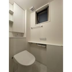 ホワイトを基調とした清潔感あふれるトイレ。再度キャビネットとカウンターで快適性UP！