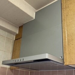 レンジフードの取り替え工事を致しました。
吸引力の低下や汚れの蓄積などがお困りで、交換をご希望。
フィットしたレンジフードにご満足いただきました！