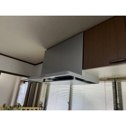 掃除のしやすいスタイリッシュなレンジフードに