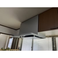 掃除のしやすいスタイリッシュなレンジフードに