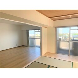 ＬＤＫと横の和室を１つの部屋にして、大空間になりました。事前調査で撤去しても良い壁かどうかを確認し、可能な限りＬＤＫと和室の間の壁を無くし、大きな空間となり明るくなりました。