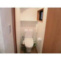 タイル張りの壁からトイレ本体まで、トイレ一体をリフォームしました。