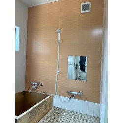 浴槽はそのまま使用し、洗い場など浴室を一新しました