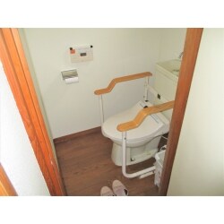 トイレに座ったり立ち上がる際用に手すりを設置しました。
今回は、固定式ですが、ご要望次第で上げ下げできるタイプもあります。