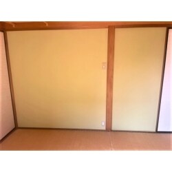 現状の壁が汚れていたため、近い色合いの壁紙を貼りました。
引き戸があったため、引き戸を開閉できるように薄いべニアを下地に使いました。