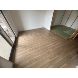 築20年以上のマンションで、天井、壁のクロスや床フローリングが経年劣化の為、LDKや洋室などの内装工事と、洗面室のリフォーム工事をご依頼頂きました。