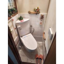 和式トイレを洋式トイレに改修し、段差が無くなり安全に使用できるようになりました。