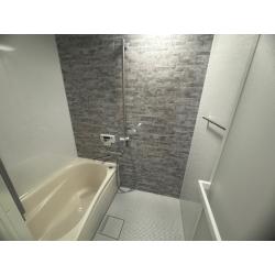 築47年で経年劣化の設備を取替え工事をしました。水道の配管も古くなっていたため床上の範囲でやり替えをしました。