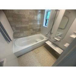 浴室と窓（浴室と洗面）リフォームで、寒さ対策として窓をカバー工法で断熱窓に取替えました。トイレと給湯器と勝手口ドアも取替えました。