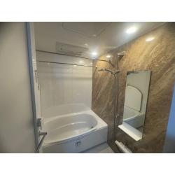 壁のアクセントパネルは「クオーチェトープ柄」を選ばれ、上品で温かみのある浴室に仕上がりました。3室換気の浴室換気乾燥暖房機は、パワーと速暖性が高いものに入替えました。