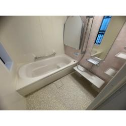 優しい色合いの浴室とトイレへ戸建住宅リフォーム 