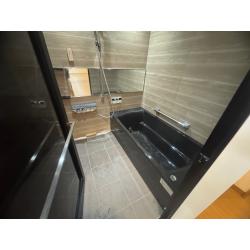 タイル張りの浴室とトイレを重量感のある落ち着いた最新設備へリフォームしました。
