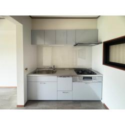 中古のテラスハウスをご購入で、キッチン・トイレ・和室その他クロス張替えなど施工しました。シルバーグレー色の扉カラーでシンプルモダンなキッチンに仕上がりました。