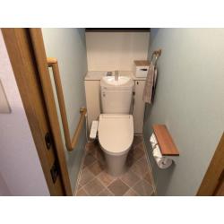 中古住宅購入で、古くなっていたトイレの入替えを行いました。お気に入りの壁クロスと床のクッションフロアでイメージ通りに仕上がったと喜んで頂きました。