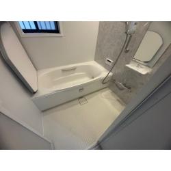 中古住宅を購入されてのリフォーム。在来タイル張り浴室とトイレ入替え、洋室の天井、壁クロス張替え工事をしました。