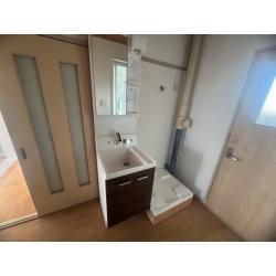 中古マンションをご購入で、トイレの入替や、洗面化粧台の入替えとその横に洗濯パンと水栓を新規に取り付けて洗濯機を置きたいとご希望でした。