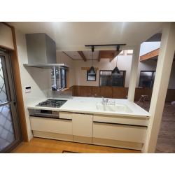 中古住宅をご購入で、キッチンとトイレ2ケ所のリフォーム工事をしました。キッチンは間仕切り壁と腰壁を撤去し、ペニンシュラI型のセンターキッチンへ