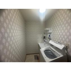 洗面化粧台を入替えて、カビと捲れが酷い壁と床の内装工事を行いました。