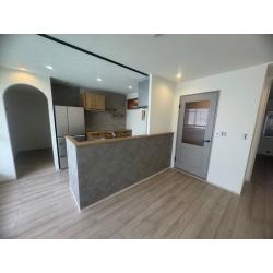 お住まいのマンションの水廻りと内装工事をご依頼頂きました。独立したキッチンは使い勝手が悪いので、ダイニングにキッチンの新設をご希望でした。新しいキッチンをどの位置に持ってくるかと、洋室2部屋と和室をどのように改修するのか、何度も打合せをさせて頂き施工させて頂きました。