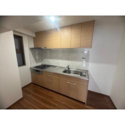 賃貸物件のマンション水廻り取替え・各部屋の内装工事（カーペットからフローリング）・内窓2ケ所設置・給湯器交換工事をしました。