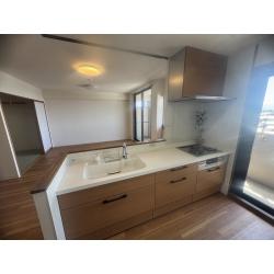 中古マンション購入でのリフォームです。水廻り4点取替えと内装工事。廊下側の洋室2部屋の窓に内窓をおススメし採用となりました。