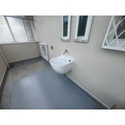 洗濯用シンクをおススメしました。ベランダの床は防水トップを塗り、壁は高圧洗浄で汚れを落としました。