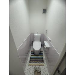2階の押入れを改修してトイレを新設しました。2階和室にクローゼット新設し、3階和室押入れを改修して隣室の洋室のクローゼットに改修しました。