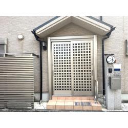 中古住宅をご購入で玄関引き戸の取替え工事をさせていただきました。カバー工法での取替えのため1日で取替え工事が出来ました。
