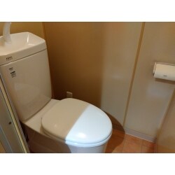 トイレ便器、換気扇、照明を取替え。天井、壁クロス張替えと床クッションフロア張替え