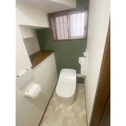 タンクレストイレと専用手洗いをご採用。トイレ背面のアクセントクロスでお洒落な仕上がりになりました。